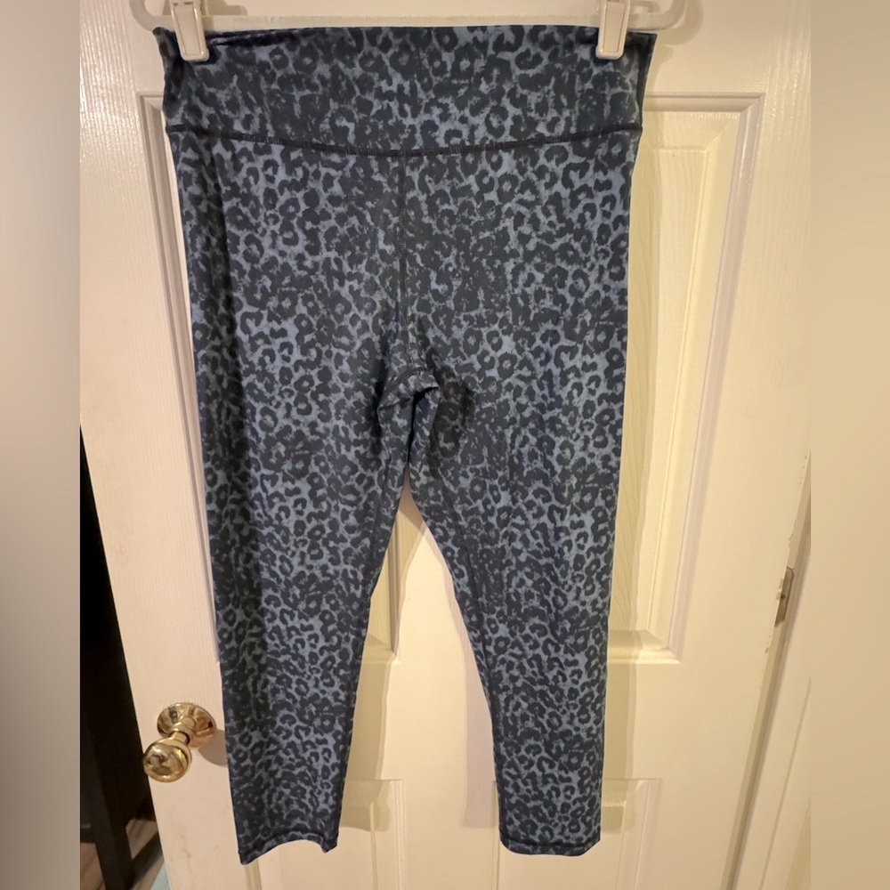 Zyia 16/18 leggings Gray Cheetah with Scrunched Butt